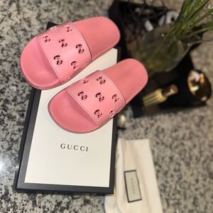 PINK GUCCI SLIDES .